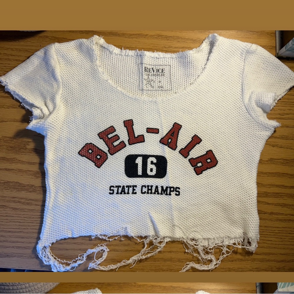 REVICE : White distressed crop top